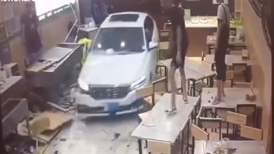 لحظة اقتحام سيارة مطعم ودهس الزبائن (فيديو)