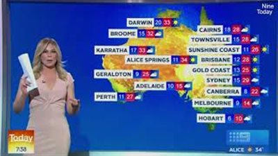 مذيعة تلقي أوراقها وتركض من الاستوديو على الهواء (فيديو)