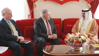 ملك البحرين لـ«مبعوثي ترامب»: حل أزمة قطر في الرياض