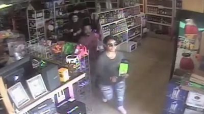 3 فتيات ورجلين ينفذون عملية سطو على سوبر ماركت (فيديو)