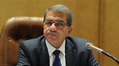 وزير المالية يكشف حقيقة تحريك أسعار السولار والبنزين قبل يونيو