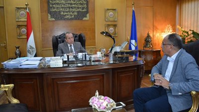 محافظ دمياط يناقش آلية تنظيم معرض لتصدير الأثاث