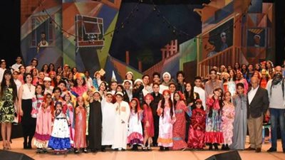 عبد الحميد عبد الغفار يقود كورال أطفال أوبرا الإسكندرية بمسرح سيد درويش