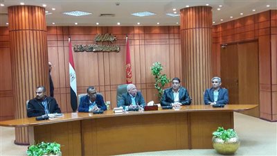 محافظ بورسعيد للعاملين بحي الزهور: المشاركة في الانتخابات واجب وطني