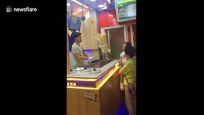 رد فعل طريف لطفل على خدعة بائع آيس كريم (فيديو)