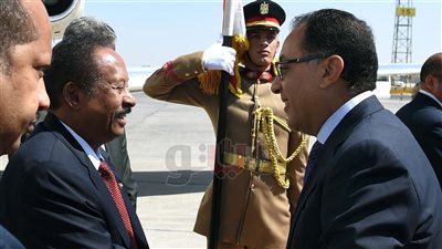 مدبولي يستقبل رئيس الوزراء السوداني بمطار القاهرة