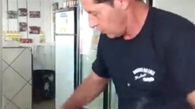 مهارة رجل في تقطيع البرتقال (فيديو)