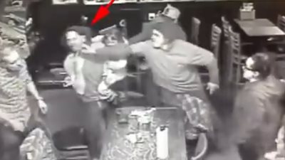 رجل يضع طفلته في منتصف شجار بالأيدي داخل حانة (فيديو)
