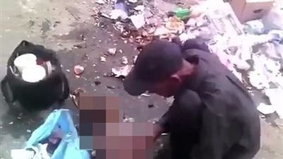 لقطات مروعة لرجل جائع يذبح ويأكل كلبا في فنزويلا (فيديو)