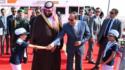 صحيفة «الرياض» تستعرض تفاصيل اليوم الختامي لولي عهد السعودية بالقاهرة.. تبرز رغبة البلدين في تعزيز أمن المنطقة ومكافحة الإرهاب.. كاتب سعودي: ابن سلمان في مصر زيارة تجاوزت رمزيتها