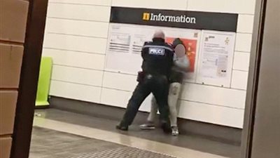 شرطي يعتدي على صبي بسبب كرات الثلج (فيديو وصور)