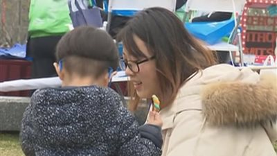 طفل «يقفل» هاتف والدته 80 عاما (صور)