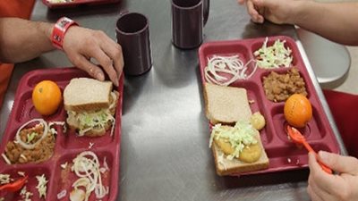 فرنسا تعلق خطة لتقديم وجبات حلال للمسلمين في السجون