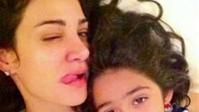 بالصور.. «سيلفى» كوميدى بين ديانا حداد وابنتها
