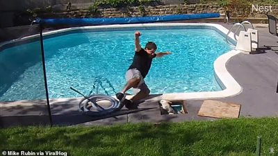 رجل يعثر على شيء غير متوقع في حمام السباحة (فيديو وصور)