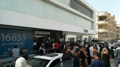 سبوبة بصمة العمرة.. «تسهيل» السعودية تربح 3.5 ملايين دولار في 3 شهور بعد زيادة الرسوم.. المعتمرون يفترشون الأرصفة لقلة مراكز الشركة بالمحافظات.. وخسائر بالملايين متوقعة بسبب الضوابط الجديدة