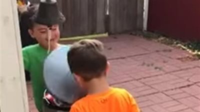 صدمة أم بما فعله طفلاها في حاوية القمامة (فيديو وصور)