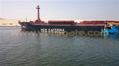 بالفيديو والصور.. تفريغ شحنة سفينة تعطلت في قناة السويس