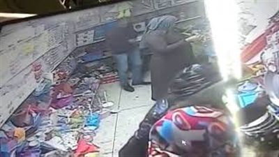 لحظة سرقة لص هاتف محمول من حقيبة امرأة (فيديو)