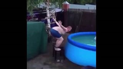 رجل بدين يتعرض لموقف محرج أثناء قفزه في حمام السباحة (فيديو)