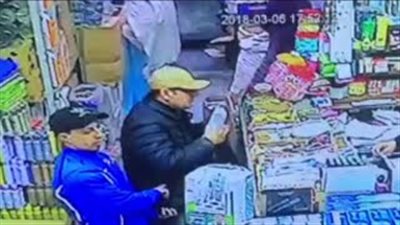 لحظة سرقة زبون داخل سوبر ماركت بطريقة ماكرة (فيديو)