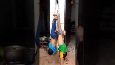 خليجي يعاقب أبناءه بطريقة قاسية لسرقتهم النقود (فيديو)