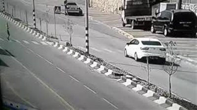 لحظة دهس سيارة فتاة تحاول عبور الطريق (فيديو)