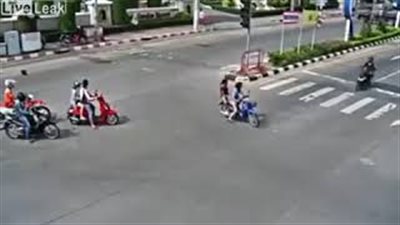 فتاة متهورة تتسبب في حادث تصادم مروع (فيديو)