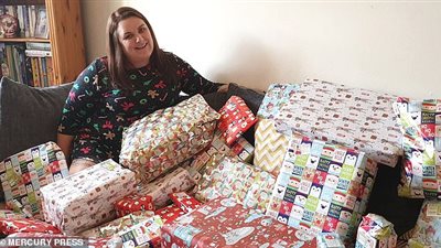 مهووسة بعيد الميلاد تشتري 100 هدية لأبنائها (صور)