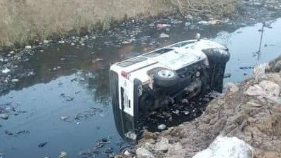 بسبب طفل.. انقلاب سيارة 