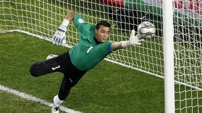 النشرة الرياضية.. الحضري يشعل الخلافات بين «ميدو» ورئيس الزمالك.. الاتحاد الدولي يوافق على حل مجلس السرجاني.. البرازيلي لويس في صفوف «تشيلسي».. الأهلي يتلقى عرضًا لمواجهة الهلال ال