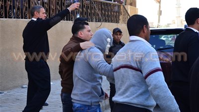 تفاصيل أولى جلسات محاكمة تيمور السبكي في «إهانة نساء مصر».. حضور المتهم وسط حراسة مشددة.. دفاع «نساء الصعيد» يطالب بتوجيه الاتهام لـ«خيري رمضان».. الأمن يضبط «4 صعاي