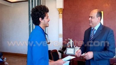 محافظ مطروح يكرم مغامرا يجوب مصر بدراجة لتنشيط السياحة