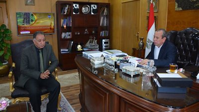 المحافظ يناقش استعدادات تعليم دمياط لانتخابات الرئاسة (صور)