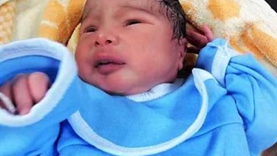 العثور على طفل حديث الولادة أمام مستشفى سوهاج الجامعي (صور)