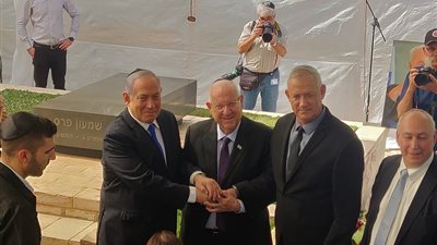 مصافحة تاريخية بعد الانتخابات بين الخصمين نتنياهو وجانتس