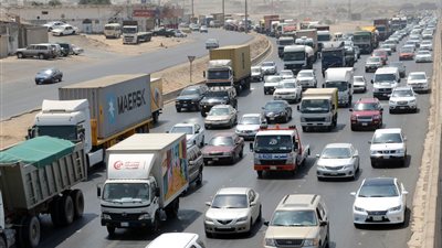 شلل مروري على طريق «القاهرة - السويس» بسبب اشتعال النيران بسيارتين