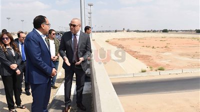 رئيس الوزراء يتفقد محور 30 يونيو استعدادا للافتتاح.. ٢١ شركة مقاولات و٥٠ ألف عامل و٢٠٠٠ معدة شاركت في تنفيذه.. يبلغ طوله ٩٥ كيلو وعرضه ٨٠ مترا.. ويربط موانئ مصر ببعضها