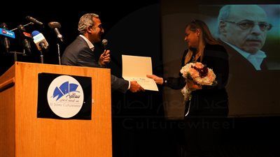 محمد الصاوي يكرم اسم الراحل على أبو شادي ويمنح نجلته شهادة تقدير