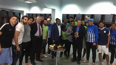 الجهاز الفني ولاعبي إنبي يحتفل بعيد ميلاد «أفشة» (صورة)