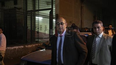 خالد علي يغادر محكمة الدقي بعد تأجيل محاكمته في «الفعل الفاضح» (صور)