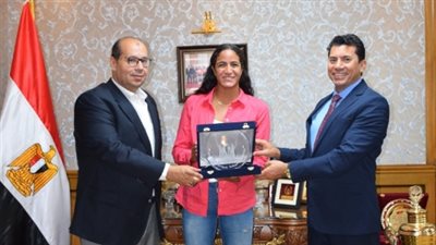 وزير الرياضة يلتقي ببطلة السباحة هانيا مورو لتنفيذ مطالبها (صور)