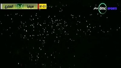 الأمطار الغزيرة تطفئ أعمدة الإنارة بملعب المصري وسيمبا (فيديو)