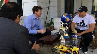 جون كاسن لبطل مصر في الكيك بوكسينج: «مستنيك ببطولة بريطانيا»