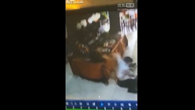 لحظة انزلاق عامل بمطعم وسقوط حساء ساخن فوقه (فيديو)