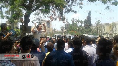 العشرات من طلاب الثانوية يتظلمون من النتيجة بمدرسة 