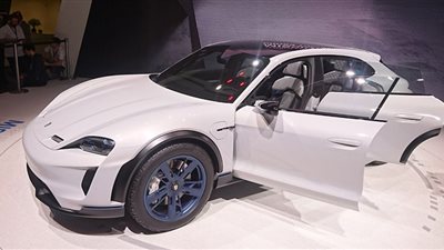 «بورش» تشارك بمعرض جنيف بسيارة «Mission E» كروس توريزمو (صور)