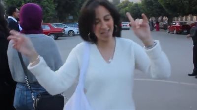 عميد طب قصر العيني يشارك الطلاب بأغنية التخرج (فيديو)