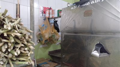 عصير القصب.. مشروب الضيافة الرسمي بدواوين العائلات في قنا (صور)