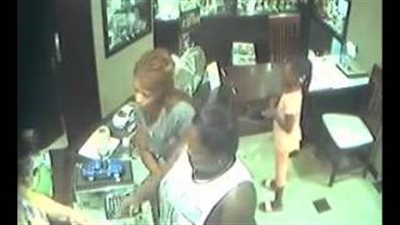 بالفيديو.. طفلة تساعد امرأتين على السرقة باحتراف